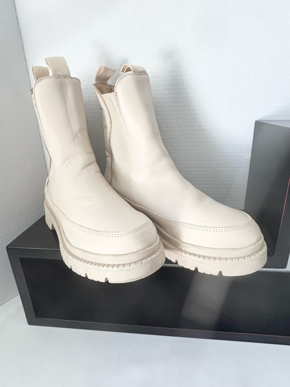 WOMENS LEATHER CARRIE UNDERWOOD BONE/CREAM CHELSEA LUG BOOTS ORTHOLITE. SZ 9.5